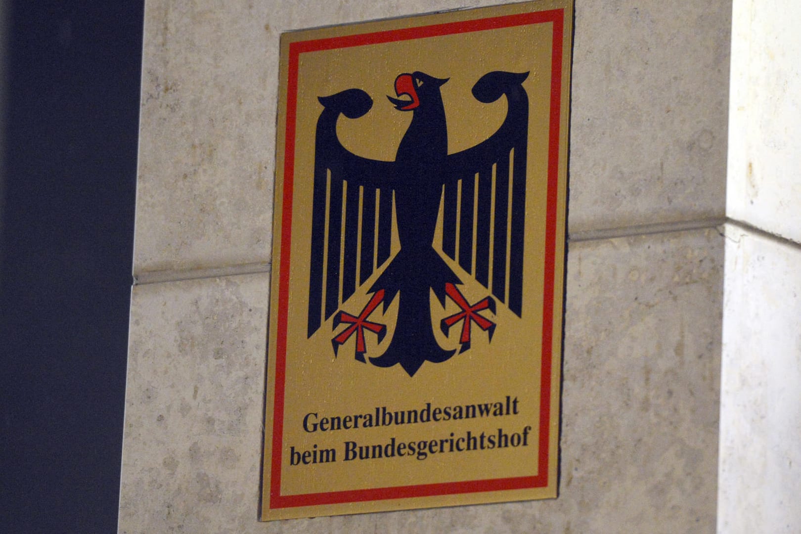 Schild weist auf das Gebäude der Bundesanwaltschaft hin: Syrer wegen Terrorverdachts in Baden-Württemberg festgenommen: