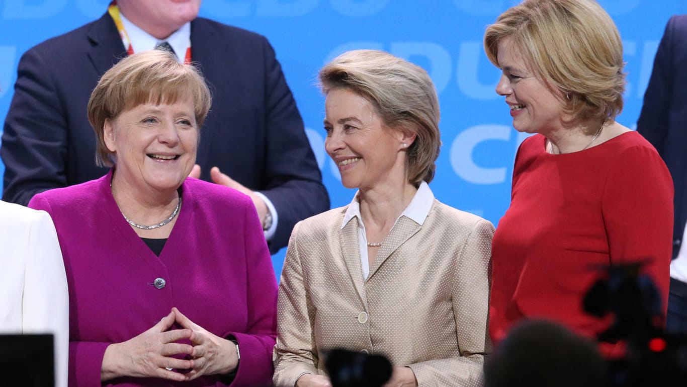 Bundeskanzlerin Angela Merkel neben Verteidigungsministerin Ursula von der Leyen und der designierten Landwirtschaftsministerin Julia Klöckner: Die CDU hat ihre Wunschminister bereits benannt.