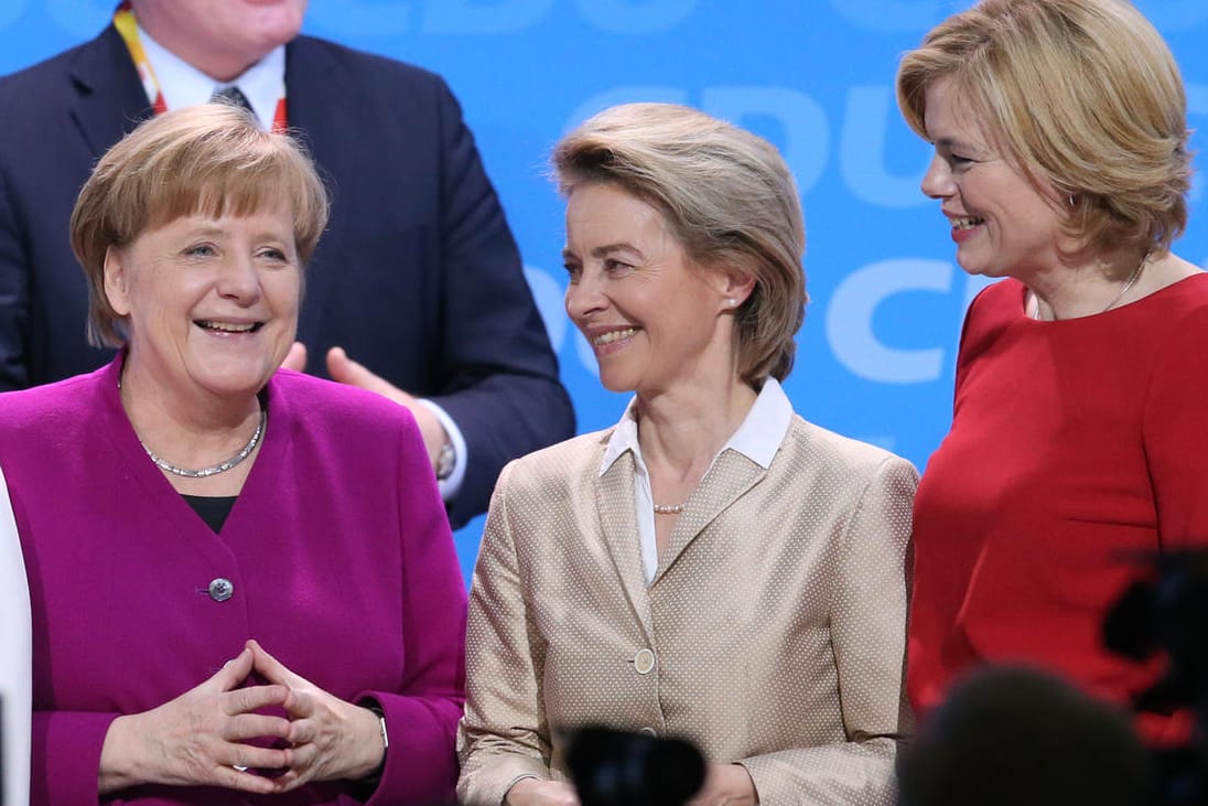 Bundeskanzlerin Angela Merkel neben Verteidigungsministerin Ursula von der Leyen und der designierten Landwirtschaftsministerin Julia Klöckner: Die CDU hat ihre Wunschminister bereits benannt.