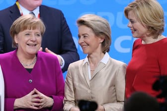 Bundeskanzlerin Angela Merkel neben Verteidigungsministerin Ursula von der Leyen und der designierten Landwirtschaftsministerin Julia Klöckner: Die CDU hat ihre Wunschminister bereits benannt.