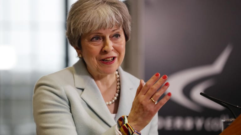 Theresa May bei einer Rede: Die britische Premierministerin wehrt sich gegen einen möglichen Verbleib ihres Landes in der Zollunion.