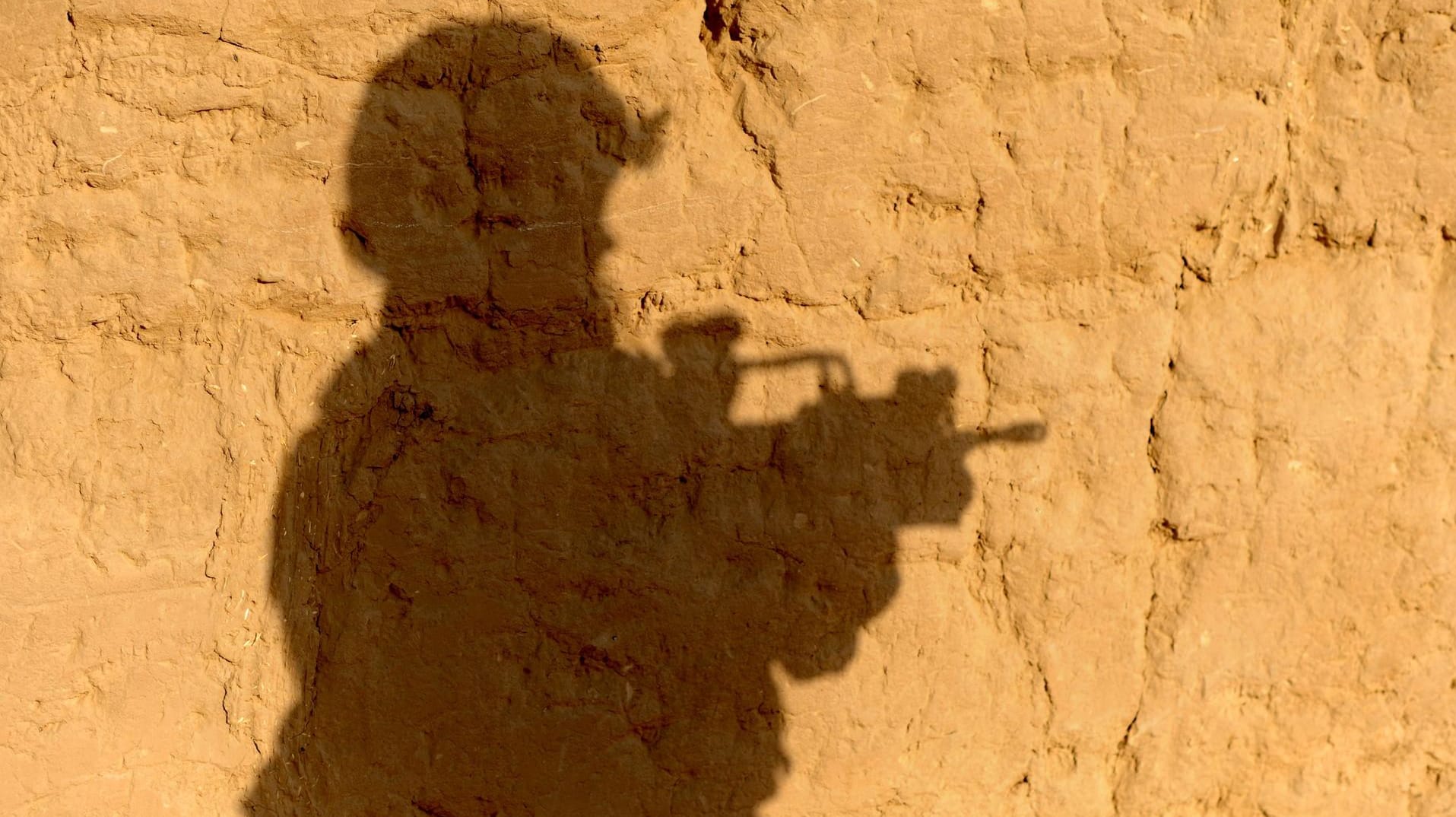Schatten eines Soldaten in Afghanistan: Angeblich wurde ein deutscher Talibankämpfer in Südafghanistan festgenommen.