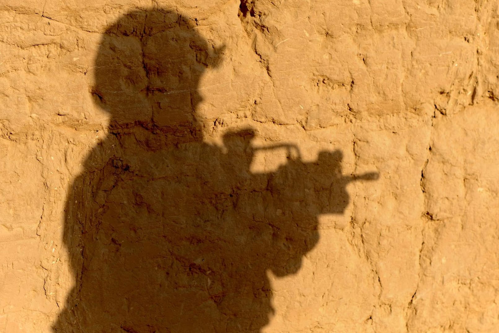 Schatten eines Soldaten in Afghanistan: Angeblich wurde ein deutscher Talibankämpfer in Südafghanistan festgenommen.