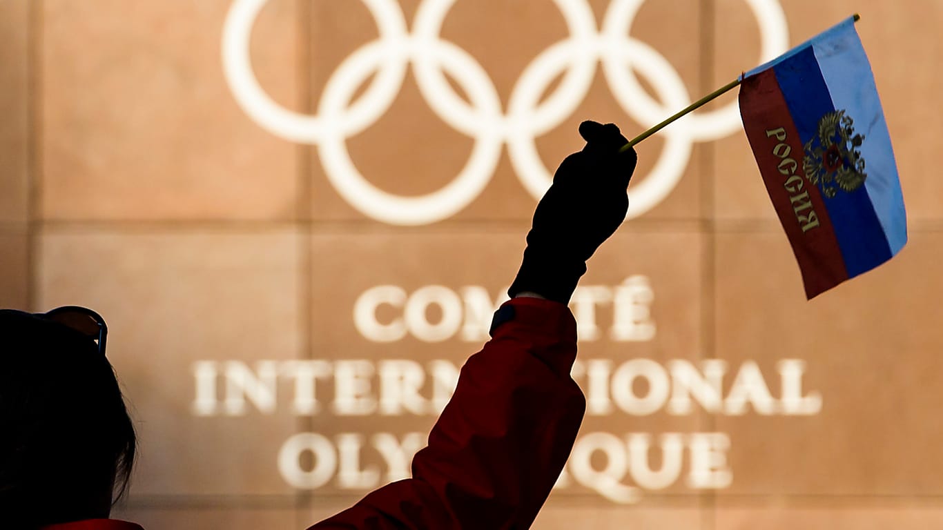 Eine Frau hält eine russische Fahne vor den olympischen Ringen: Die Suspendierung des Russlands wurde aufgehoben.