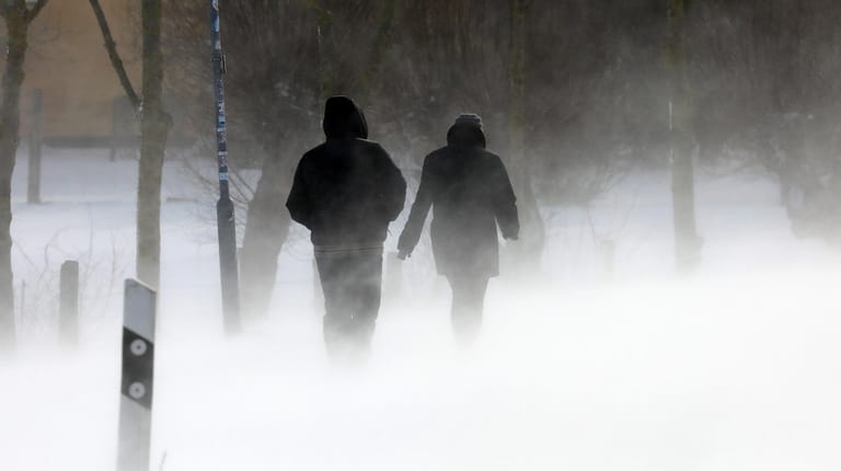 Spaziergänger in Ahrenshoop (Mecklenburg-Vorpommern): An der Ostseeküste gibt es derzeit besonders viel Schnee.