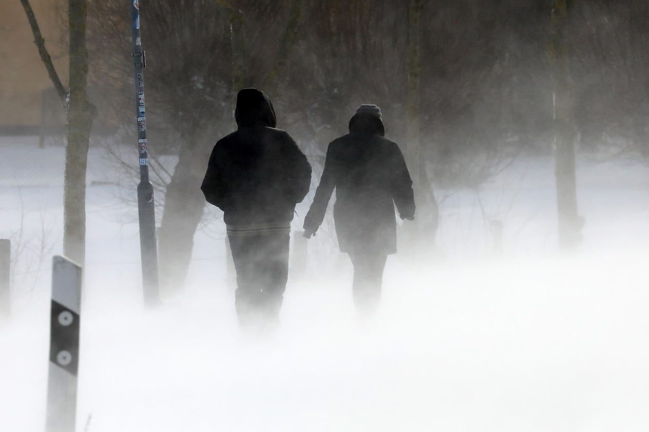 Spaziergänger in Ahrenshoop (Mecklenburg-Vorpommern): An der Ostseeküste gibt es derzeit besonders viel Schnee.