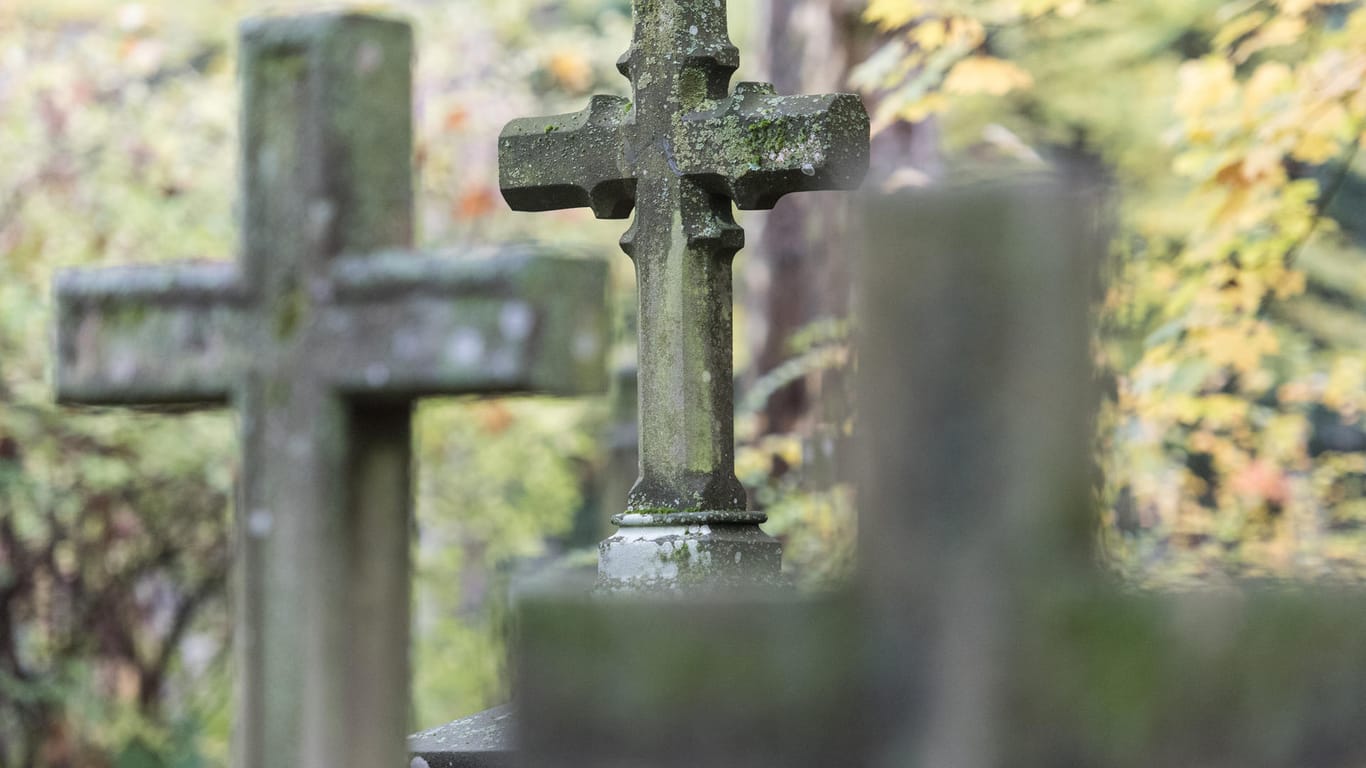 Auf einem Bochumer Friedhof wurde eine Frau vergewaltigt. Weil die Polizei nicht über den Fall berichtete, steht sie nun in der Kritik.
