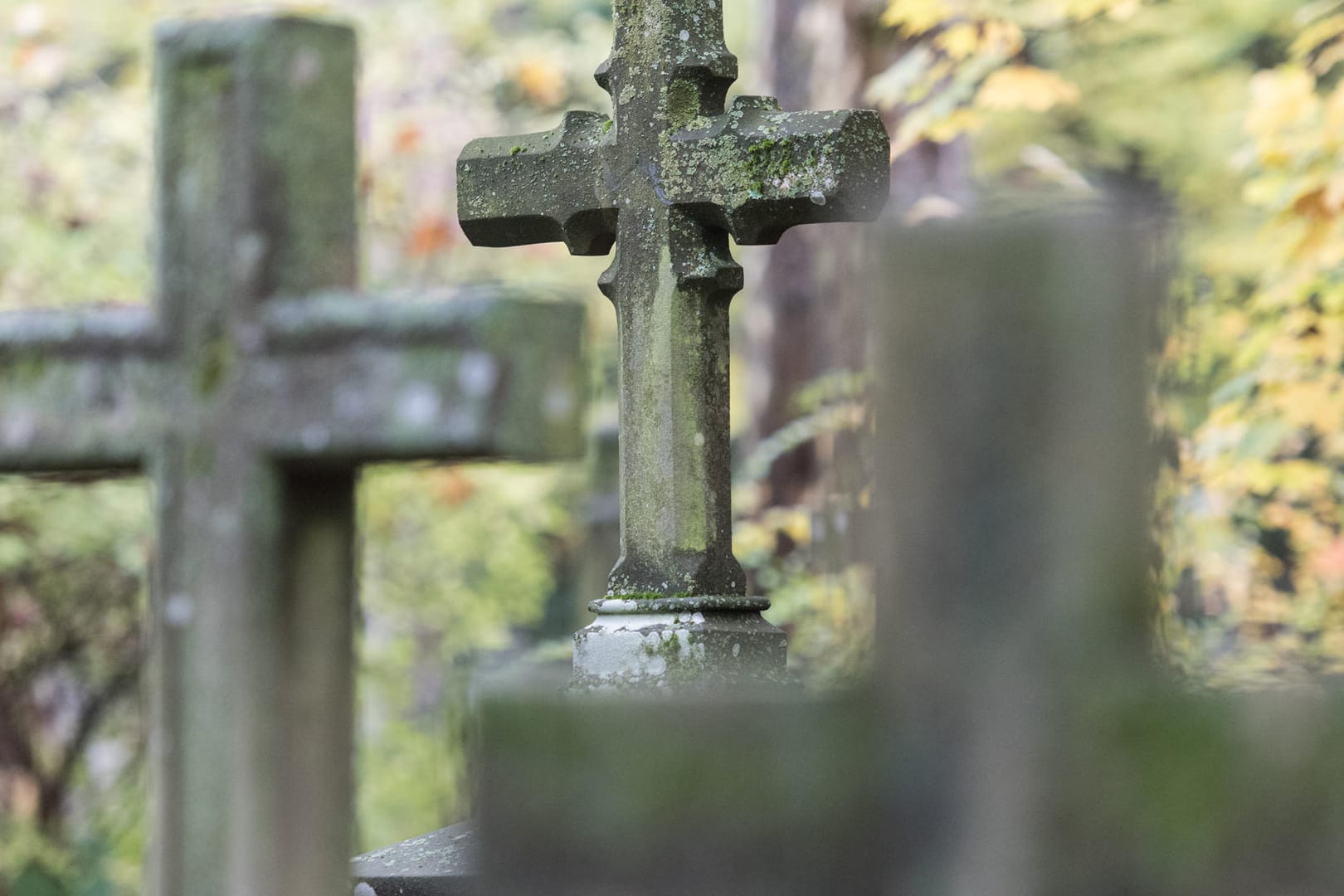 Auf einem Bochumer Friedhof wurde eine Frau vergewaltigt. Weil die Polizei nicht über den Fall berichtete, steht sie nun in der Kritik.