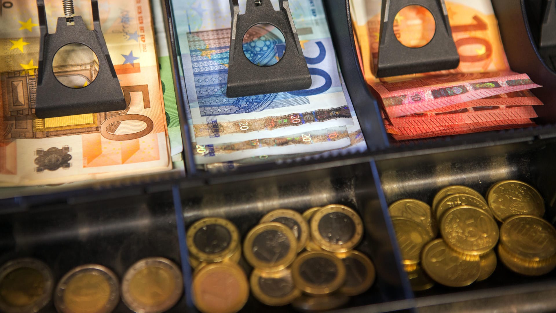Die Preise steigen: Ab März müssen viele Raucher für Zigaretten noch tiefer in die Tasche greifen. Die Preise steigen: Ab März müssen viele Raucher für Zigaretten noch tiefer in die Tasche greifen.