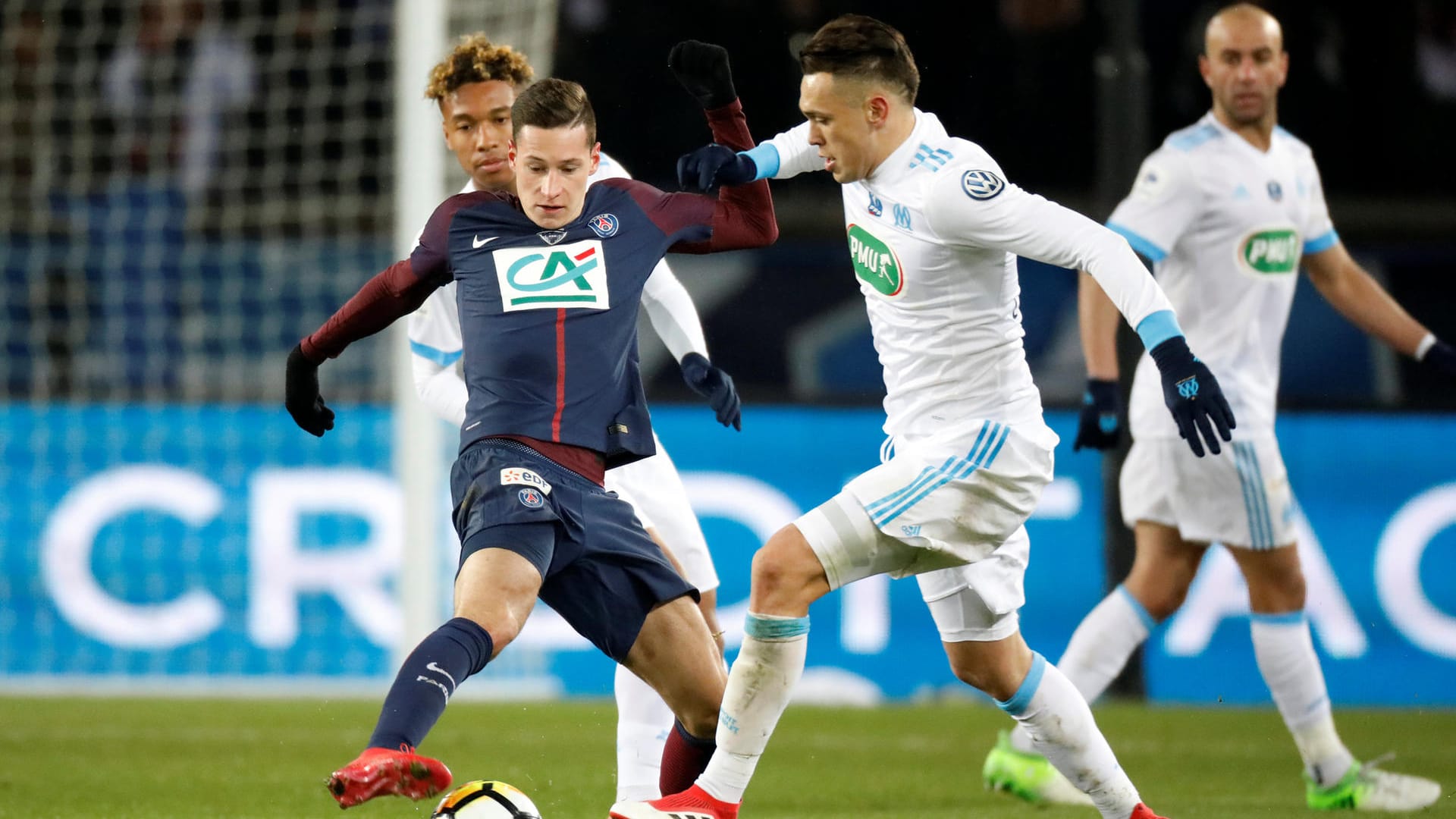 Julian Draxler (li.) gegen die Marseille-Abwehr.