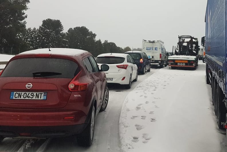 Stillstand auch noch am Donnerstagmorgen: 18 Stunden standen die Autofahrer da schon ohne Hilfe auf der Autoroute 9.