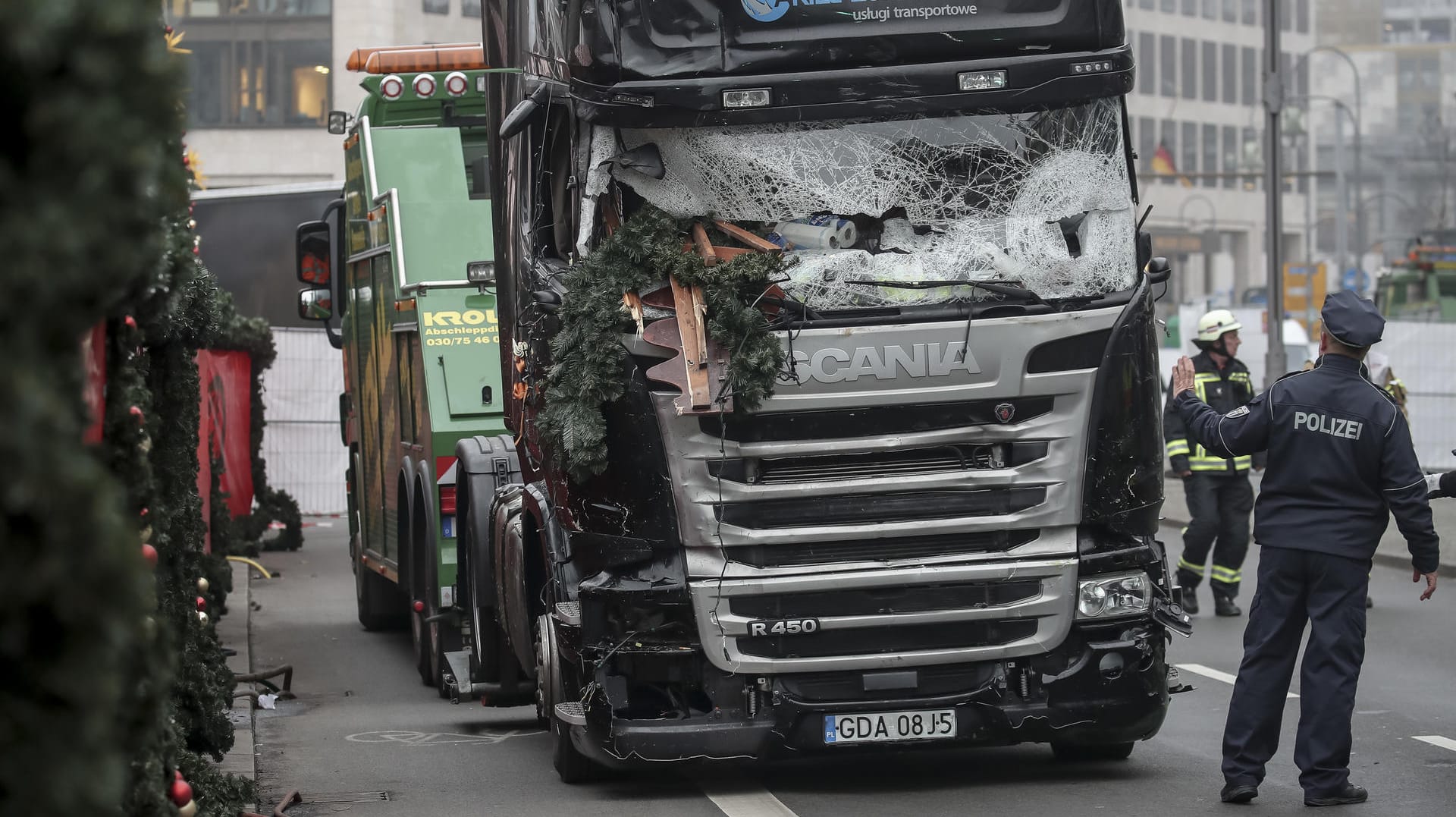 Lkw des Anschlages wird abgeschleppt: Bundestag beschließt Einsetzung eines Untersuchungsausschusses im Fall Amri. Lkw des Anschlages wird abgeschleppt: Bundestag beschließt Einsetzung eines Untersuchungsausschusses im Fall Amri.