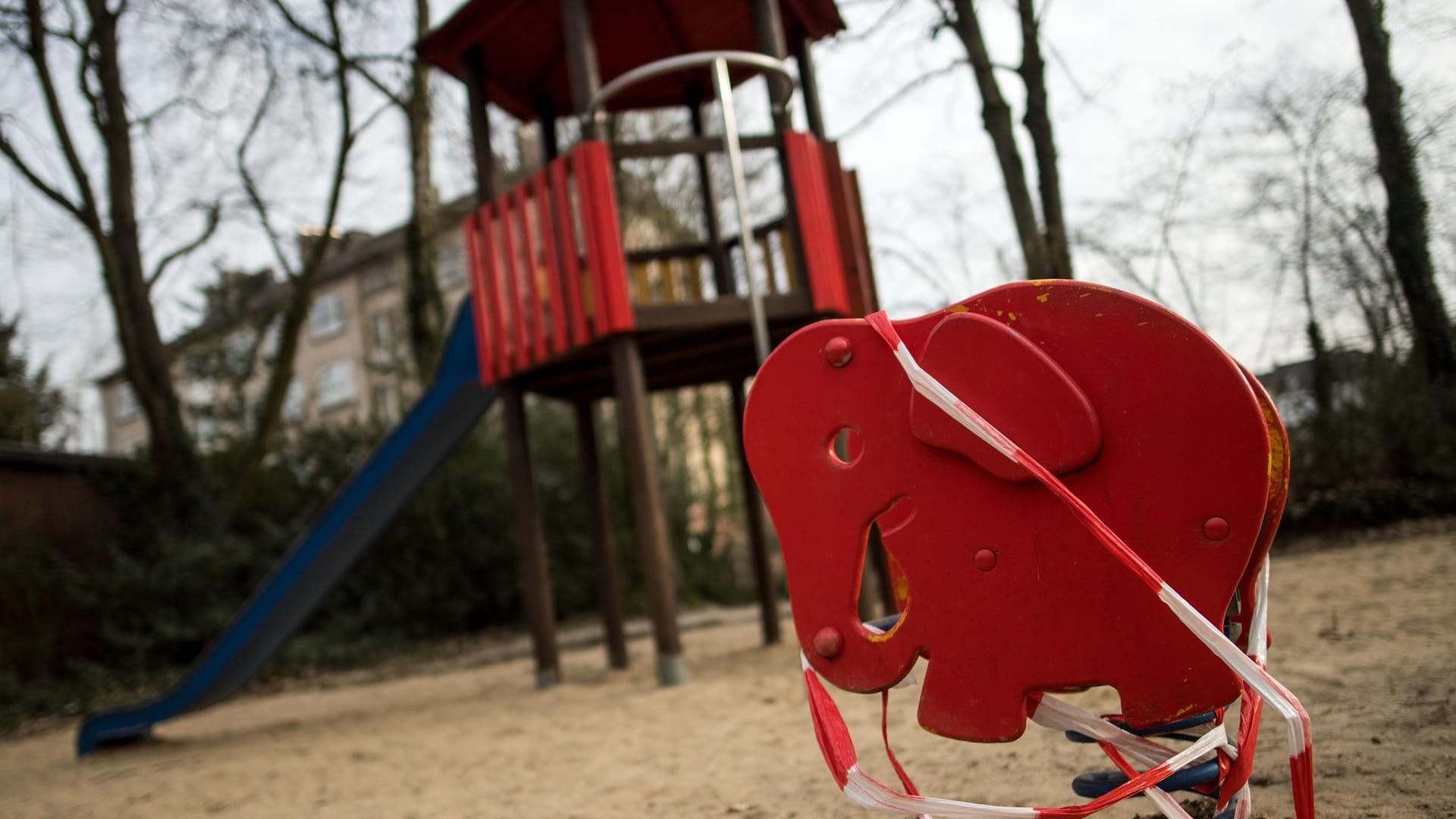 Auf diesem Spielplatz in Aachen verstreute der Mann den Rohrreiniger. Vier Kinder verletzten sich durch das ätzende Granulat.