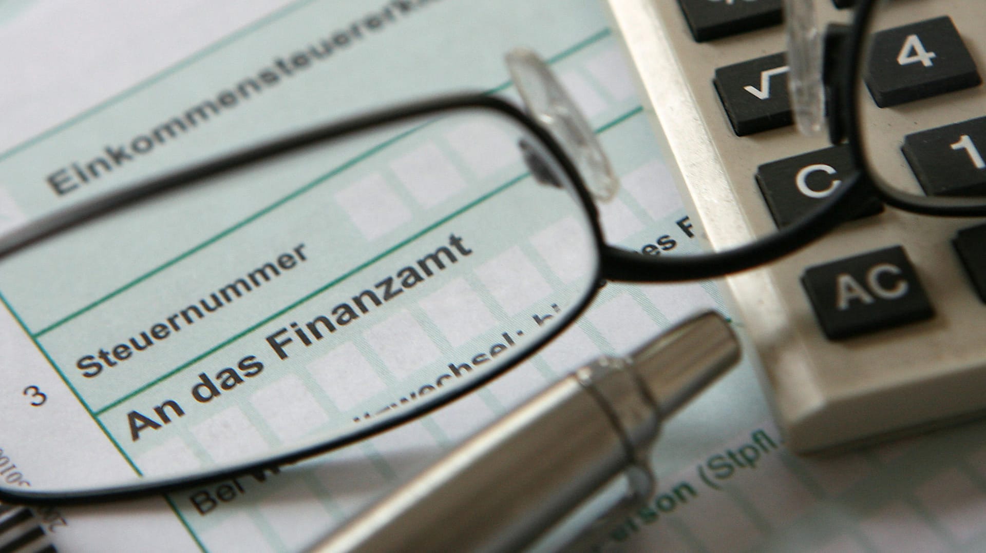 Formular zur Einkommensteuererklärung: Die Abschaffung des Steuerzinses sowohl für Nachzahlungen als auch Erstattungen wäre ein Beitrag zur Vereinfachung des Steuerrechts, sagt der Finanzhof-Präsident Rudolf Mellinghoff. Formular zur Einkommensteuererklärung: Die Abschaffung des Steuerzinses sowohl für Nachzahlungen als auch Erstattungen wäre ein Beitrag zur Vereinfachung des Steuerrechts, sagt der Finanzhof-Präsident Rudolf Mellinghoff.