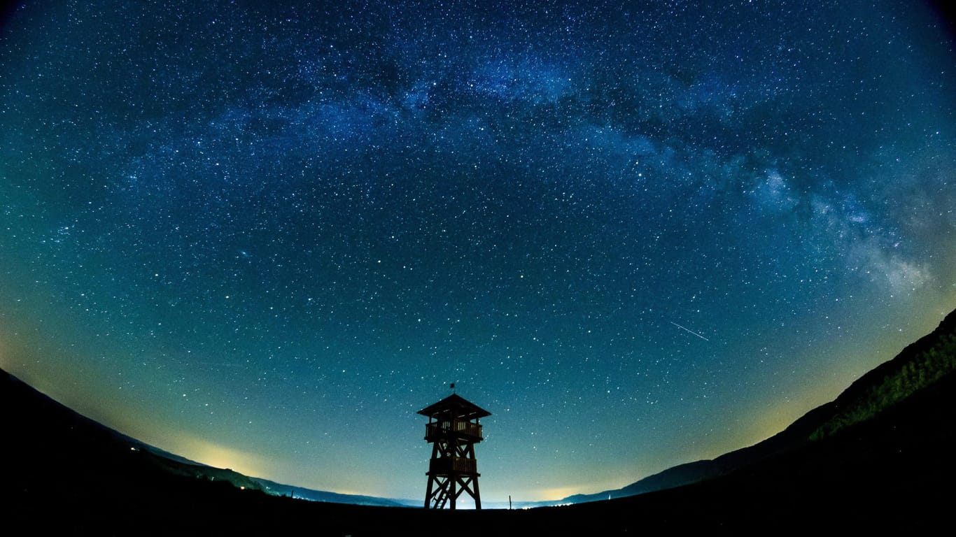 Sternenhimmel zeigt Milchstraße: Astronomen empfangen offenbar Signale der allerersten Sterne im Universum.