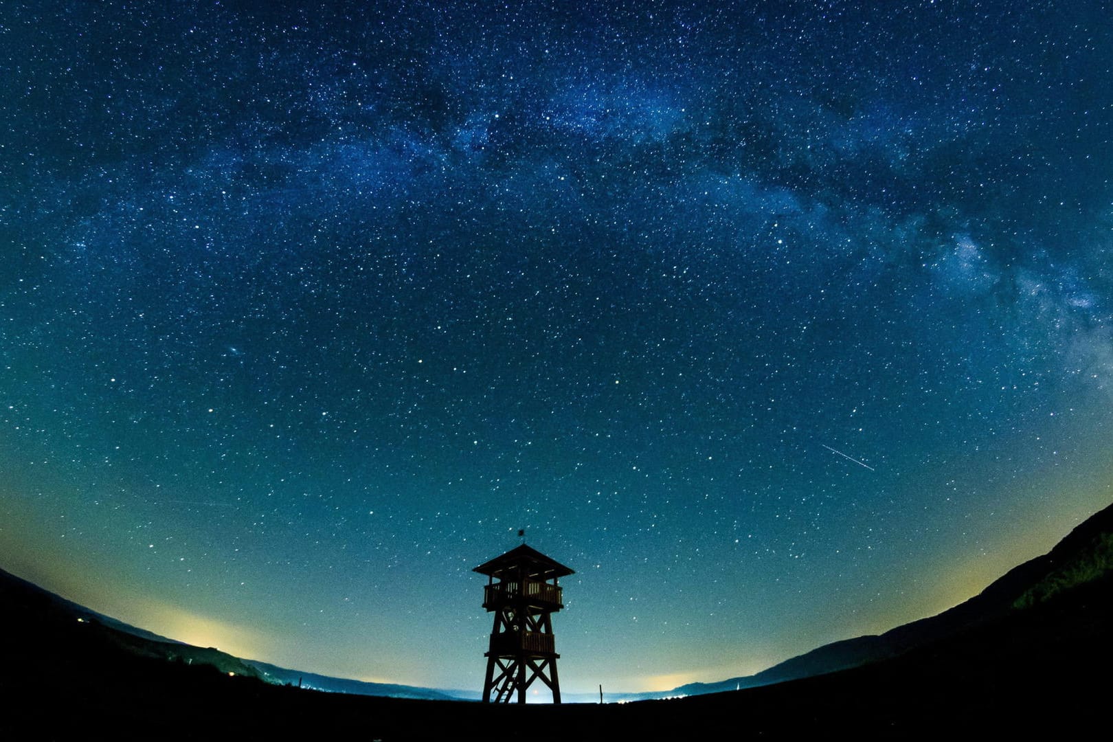 Sternenhimmel zeigt Milchstraße: Astronomen empfangen offenbar Signale der allerersten Sterne im Universum.