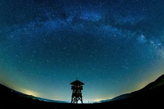 Sternenhimmel zeigt Milchstraße: Astronomen empfangen offenbar Signale der allerersten Sterne im Universum.