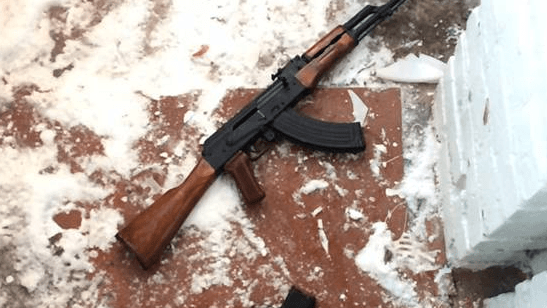 Abwehrbereit: Dieses Gewehr und eine Pistole fanden die Polizisten 2016 bei der Verhaftung, Kapkanov hatte auch geschossen.
