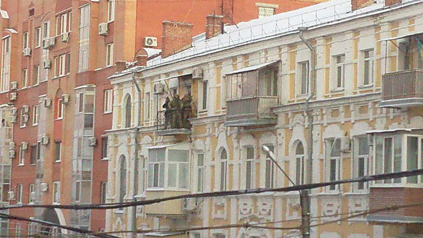 Zugriff: Polizisten hielten Gennady Kapkanov 2016 von einem Balkon in Schach, bis Kollegen ihn auf dem anderen Balkon überwältigten,
