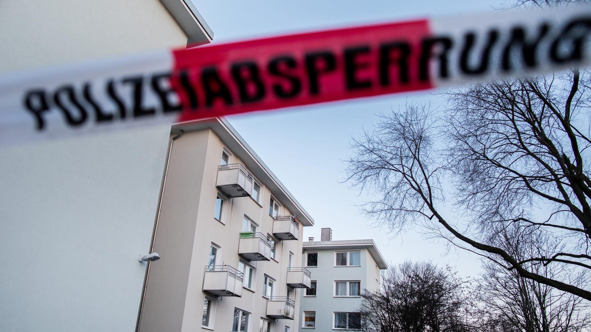 Ein Absperrband der Polizei vor dem Tatort: Ein Ehemann soll seine Frau getötet haben Ein Absperrband der Polizei vor dem Tatort: Ein Ehemann soll seine Frau getötet haben