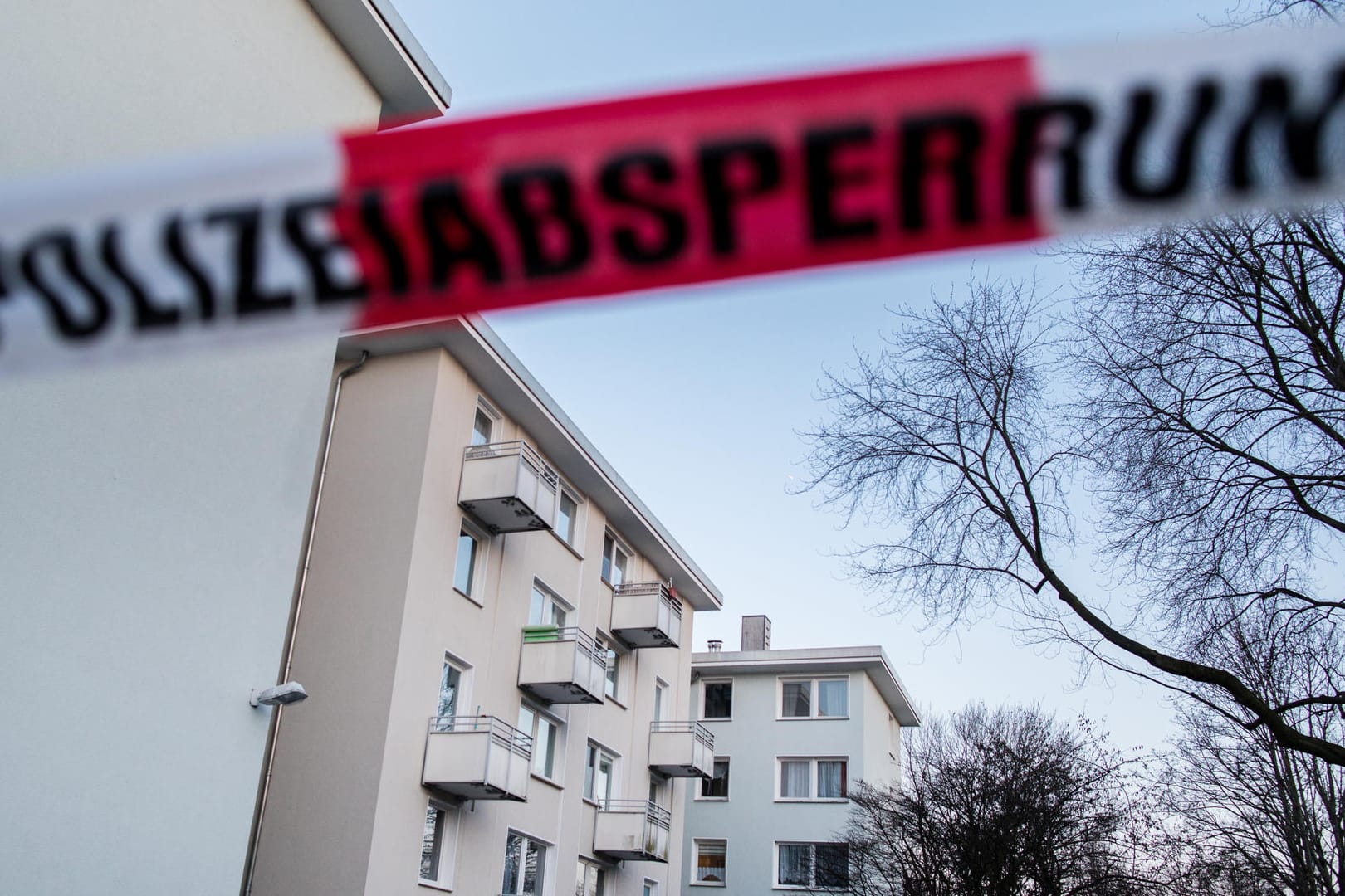 Ein Absperrband der Polizei vor dem Tatort: Ein Ehemann soll seine Frau getötet haben