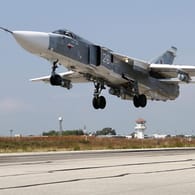Ein russischer SU-24-Bomber beim Einsatz in Syrien: Den Syrienkonflikt nutzte Russland auch, um für die eigene Militärtechnologie zu werben.