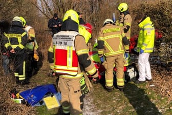 Einsatzkräfte der Feuerwehr und Sanitäter bei der Reanimation einer Frau: Frau stirbt nach Sturz in eiskalten Fluss.
