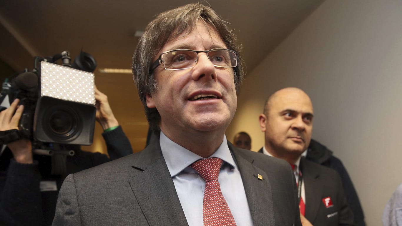 Der frühere Chef der katalanischen Regionalregierung, Carles Puigdemont, verzichtet "vorläufig" auf Präsidentschaft in Katalonien.