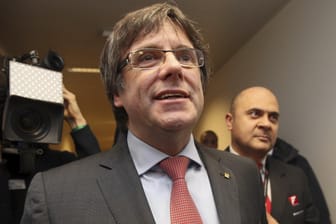 Der frühere Chef der katalanischen Regionalregierung, Carles Puigdemont, verzichtet "vorläufig" auf Präsidentschaft in Katalonien.