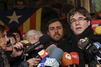 Carles Puigdemont (r), der Ex-Regierungschef von Katalonien, spricht mit Journalisten im belgischen Exil.