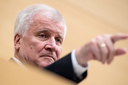 Horst Seehofer (CSU), Ministerpräsident von Bayern,während einer Plenarsitzung im bayerischen Landtag.