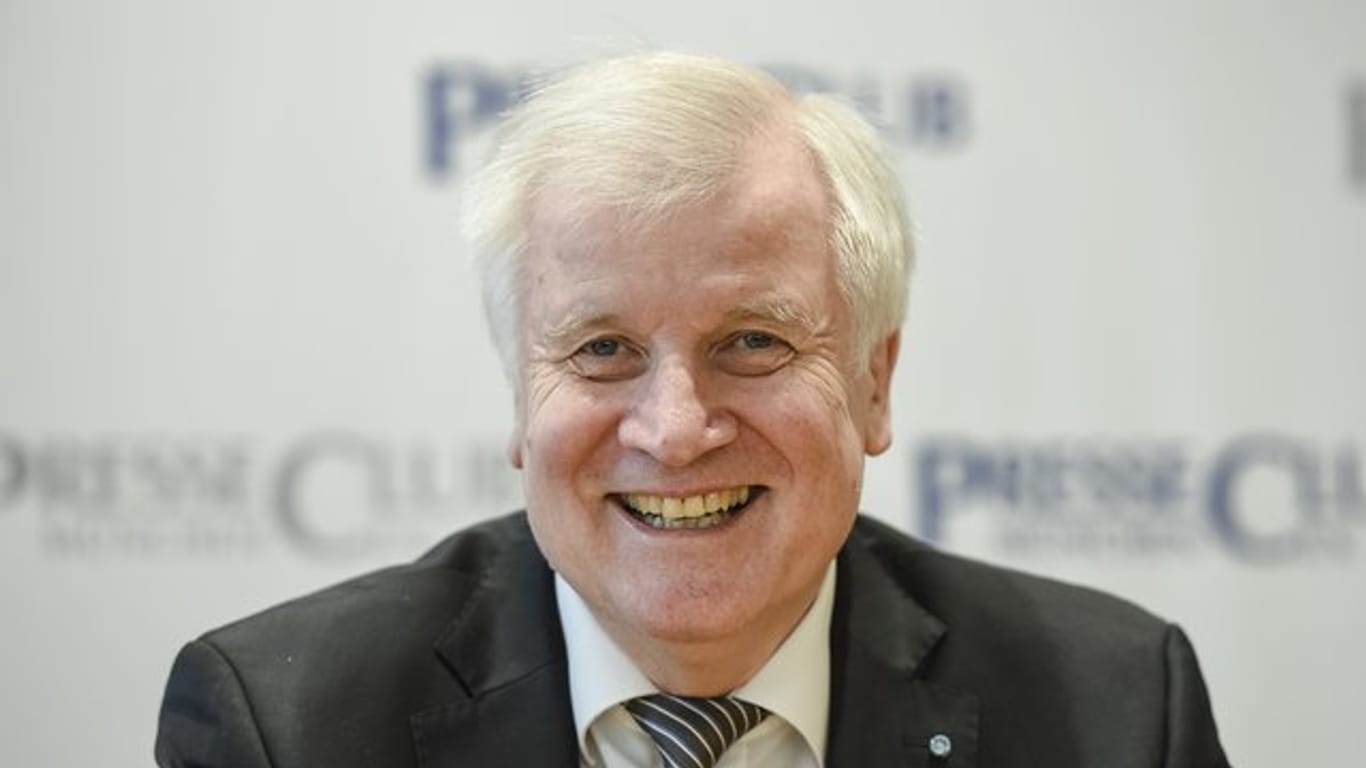 Der Wechsel von CSU-Chef Horst Seehofer als Bundesinnenminister nach Berlin steht fest.