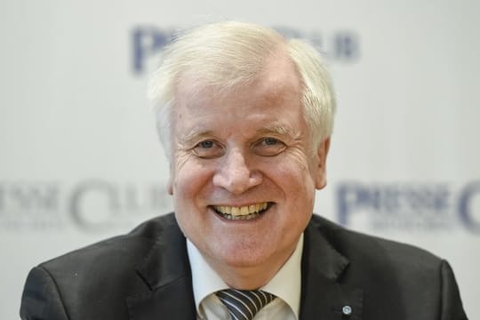 Der Wechsel von CSU-Chef Horst Seehofer als Bundesinnenminister nach Berlin steht fest.