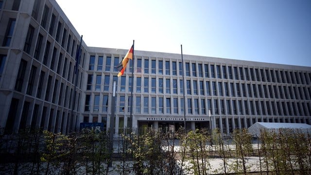 Das Bundesinnenministerium kann nach eigenen Angaben nicht sicher sagen, ob der Hackerangriff gestoppt ist oder nicht. Das Bundesinnenministerium kann nach eigenen Angaben nicht sicher sagen, ob der Hackerangriff gestoppt ist oder nicht.
