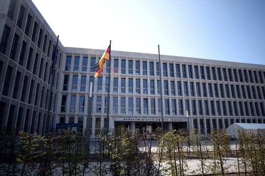 Das Bundesinnenministerium kann nach eigenen Angaben nicht sicher sagen, ob der Hackerangriff gestoppt ist oder nicht.