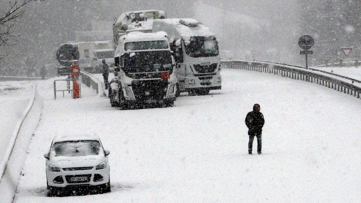 Frankreich, Briscous: Lkw stecken bei heftigem Schneefall auf der Autobahn in der Nähe von Briscous fest. Schneefall hat den Flug- und Straßenverkehr in Südfrankreich behindert.