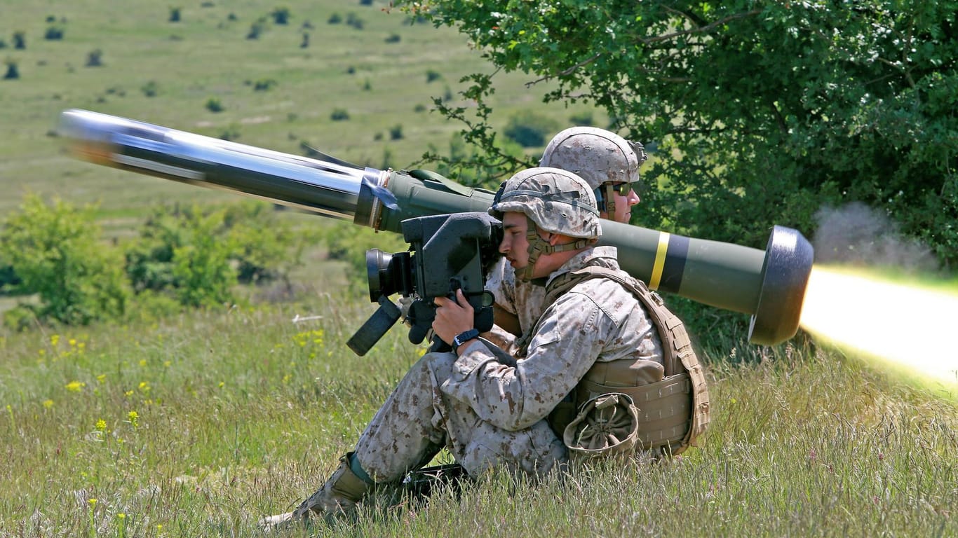 Nato-Soldat bei Einsatz eines Javelin-Systems: USA wollen Ukraine Panzerabwehrraketen liefern.