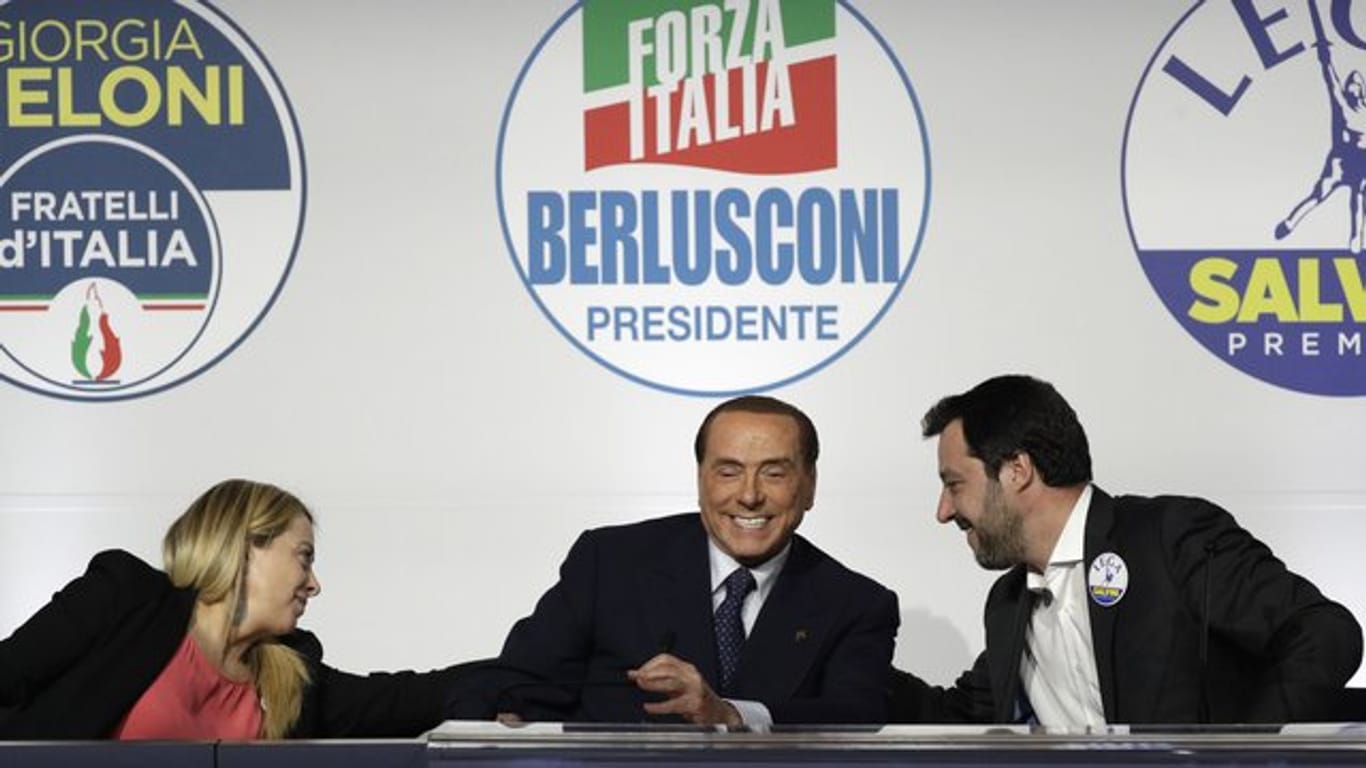 Ex-Ministerpräsident Silvio Berlusconi umgeben von Giorgia Meloni (l), Vorsitzende der rechten Bündnispartei Fratelli d'Italia und Matteo Salvini, Parteivorstand der rechtspopulistischen Lega Nord.