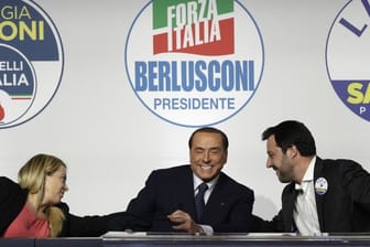 Ex-Ministerpräsident Silvio Berlusconi umgeben von Giorgia Meloni (l), Vorsitzende der rechten Bündnispartei Fratelli d'Italia und Matteo Salvini, Parteivorstand der rechtspopulistischen Lega Nord.