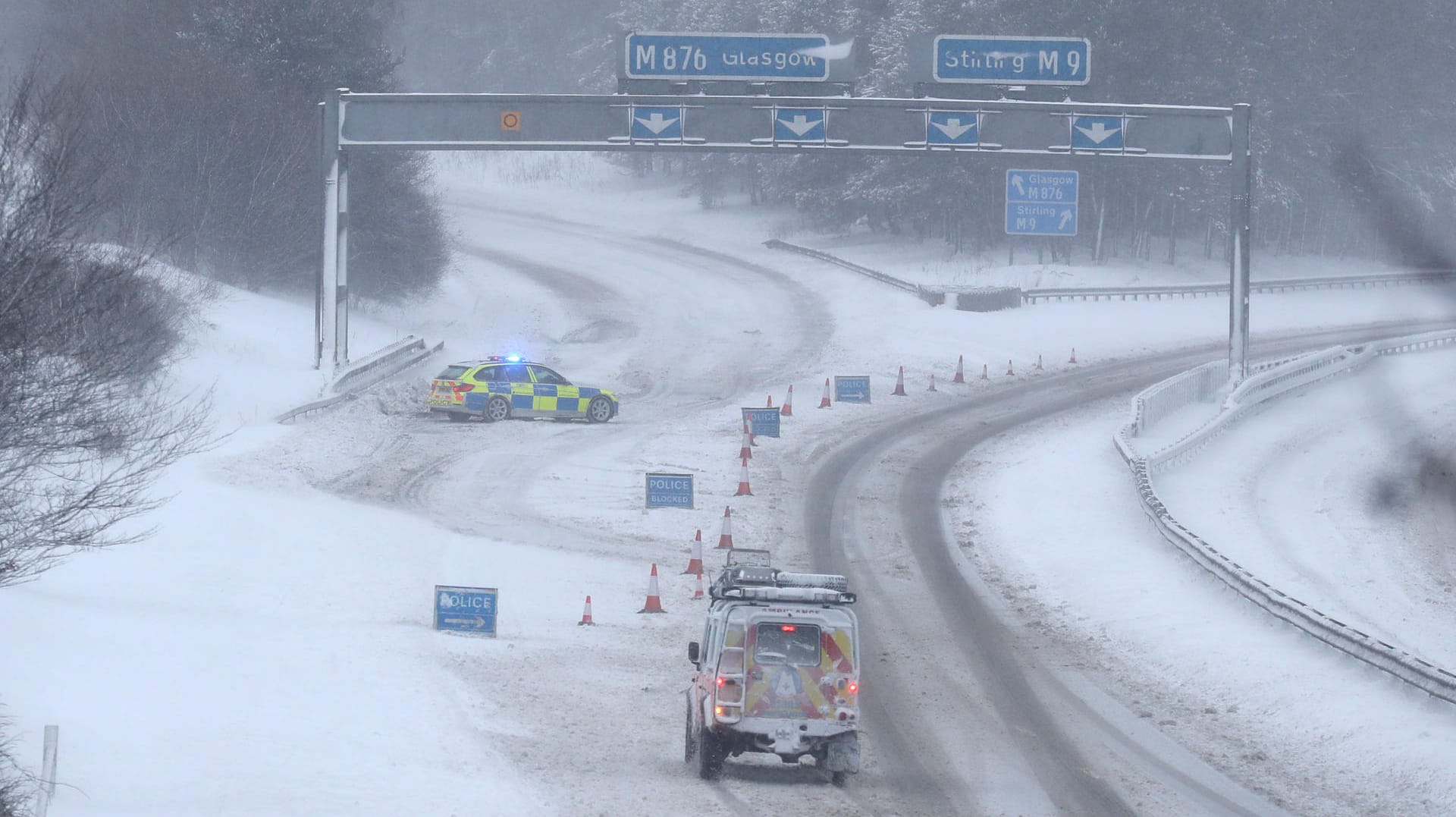 Winterwetter in Großbritannien: "Schneebaby" Sienna erblickt am Straßenrand das Licht der Welt.