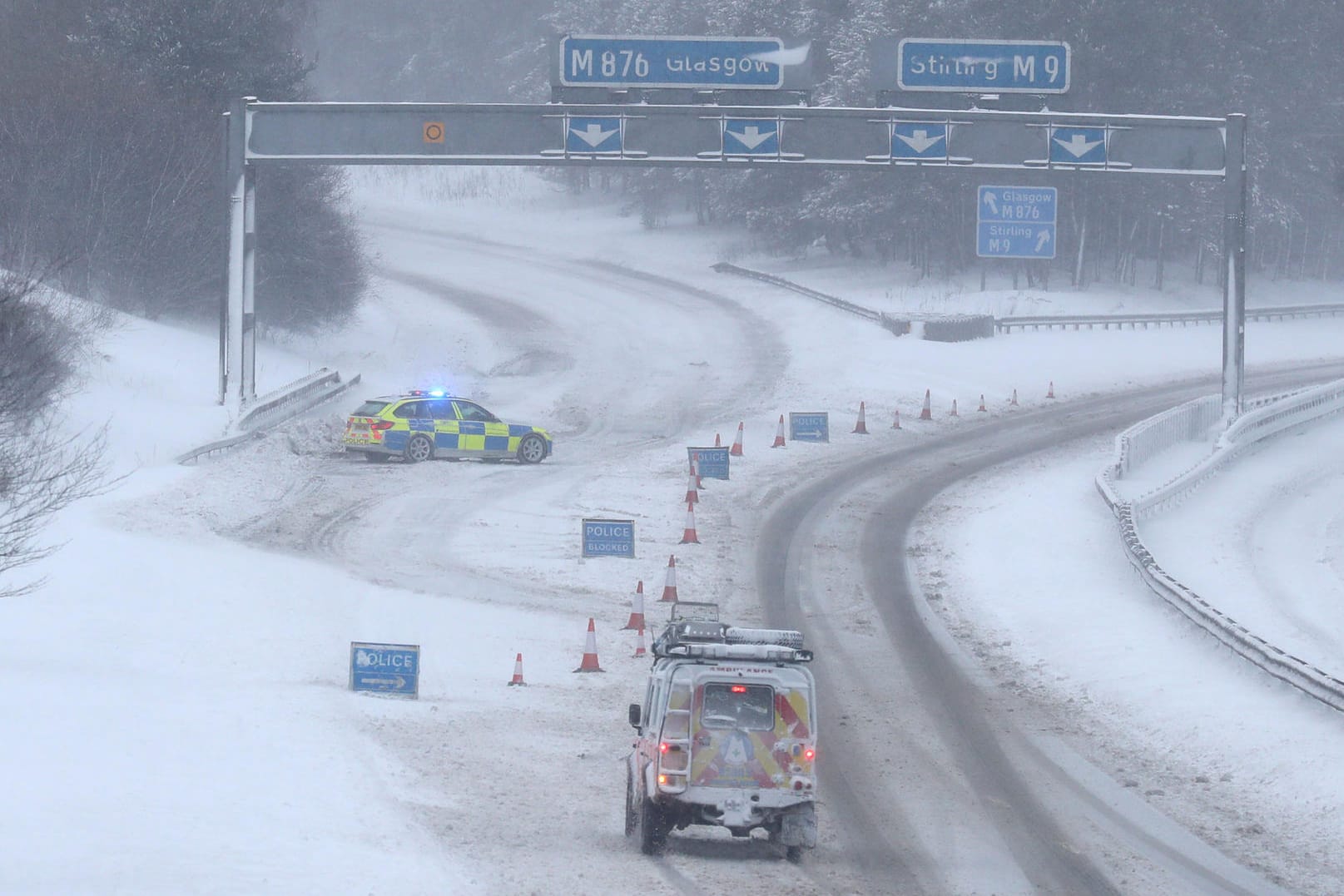 Winterwetter in Großbritannien: "Schneebaby" Sienna erblickt am Straßenrand das Licht der Welt.