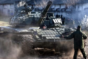 Ein russischer Soldat steht vor einem T72-Panzer: Die Ukraine will sich vor einem möglichen russischem Angriff besser schützen.
