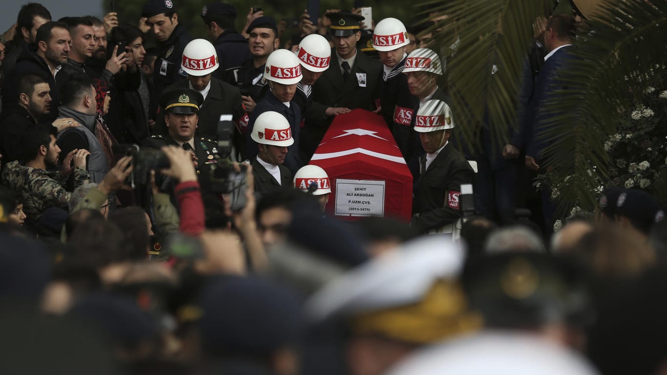 Türkische Soldaten tragen nach der Trauerfeier den Sarg eines Soldaten, der bei der türkischen Offensive "Operation Olivenzweig" in Syrien ums Leben kam: Acht weitere türkische Soldaten sterben in der syrischen Region Afrin.