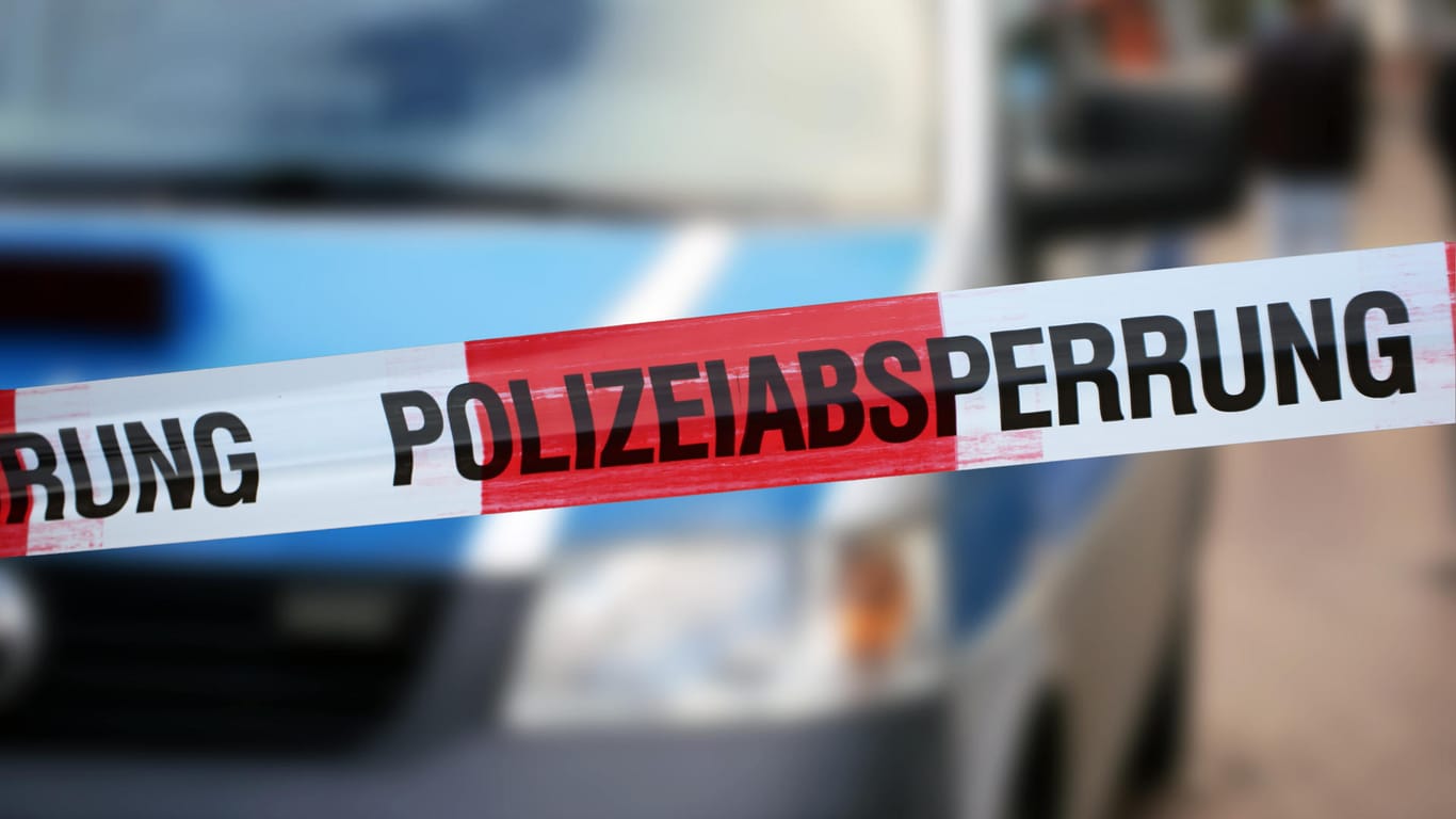 Polizeiabsperrung mit Polizeiauto im Hintergrund: Eine 17-Jährige wurde in Baden-Württemberg niedergestochen.
