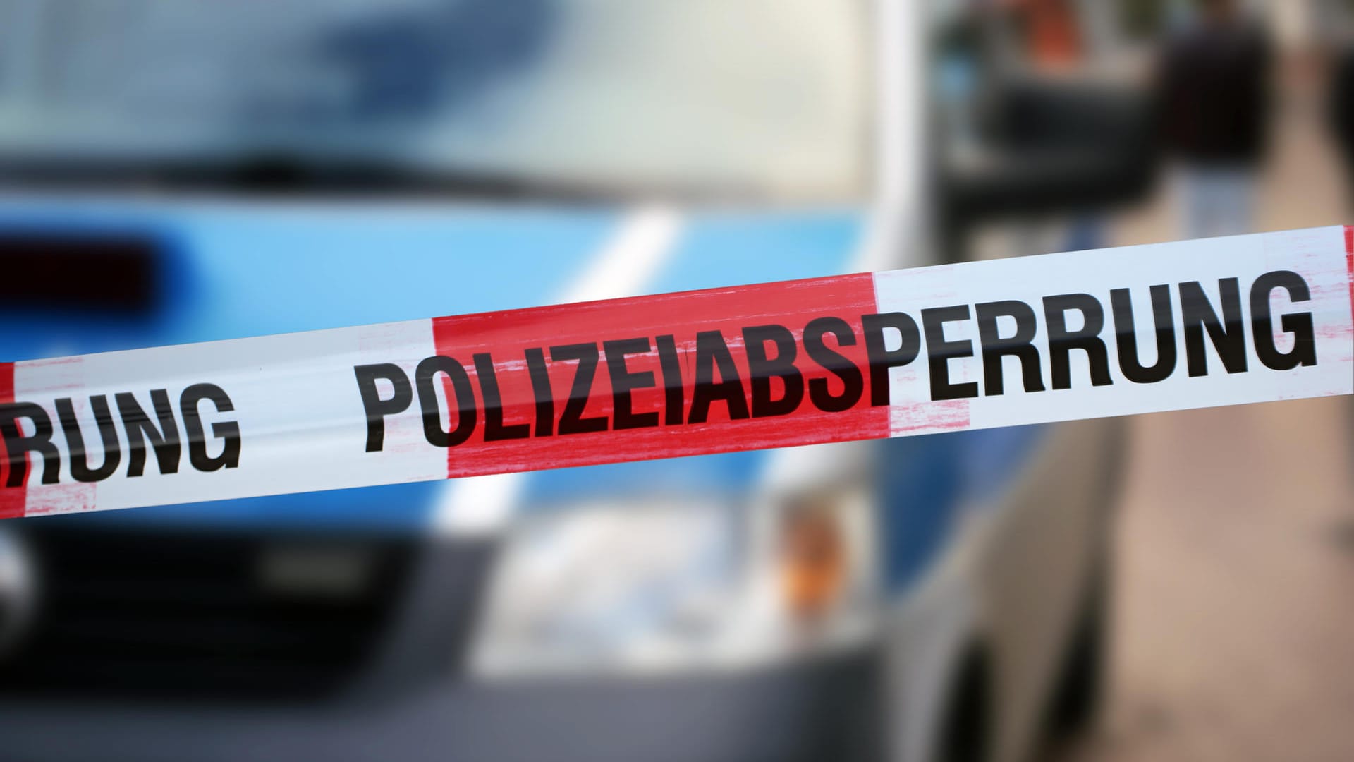 Polizeiabsperrung mit Polizeiauto im Hintergrund: Eine 17-Jährige wurde in Baden-Württemberg niedergestochen. Polizeiabsperrung mit Polizeiauto im Hintergrund: Eine 17-Jährige wurde in Baden-Württemberg niedergestochen.
