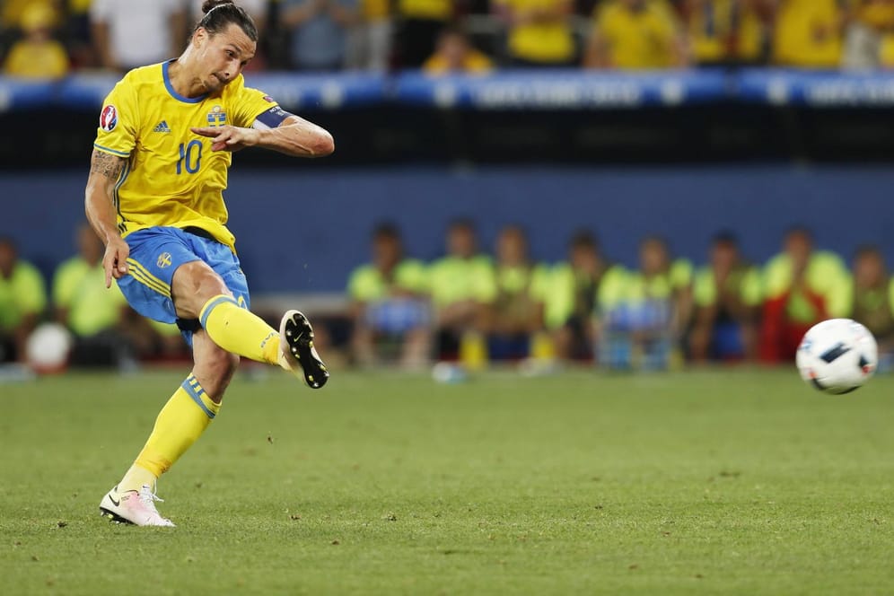 Könnte bald wieder für das Nationalteam gegen den Ball treten: Zlatan Ibrahimovic spielte von 2001 bis 2016 für Schweden. Derzeit wird über eine Rückkehr zur WM 2018 spekuliert.