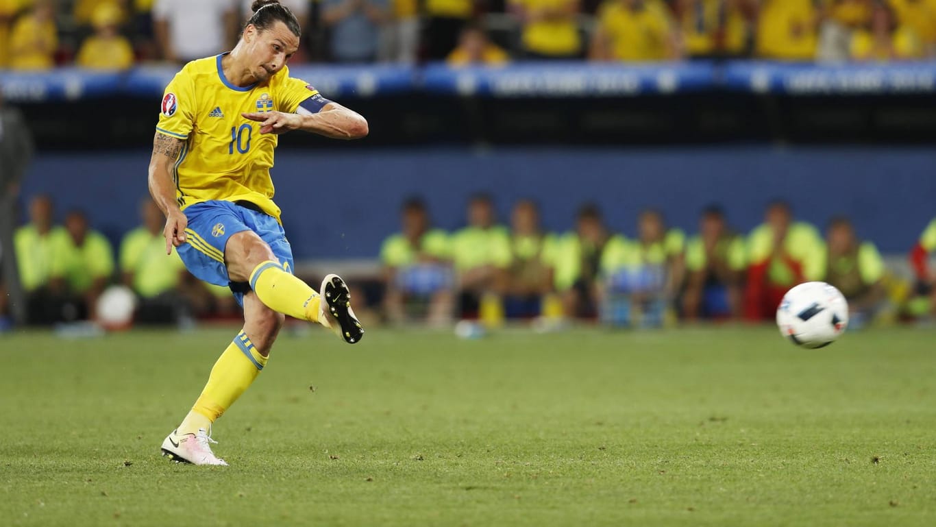Könnte bald wieder für das Nationalteam gegen den Ball treten: Zlatan Ibrahimovic spielte von 2001 bis 2016 für Schweden. Derzeit wird über eine Rückkehr zur WM 2018 spekuliert.