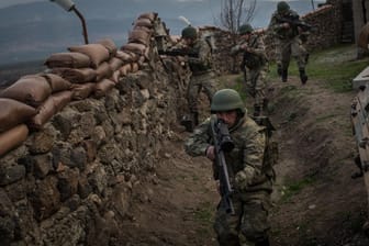 Türkische Soldaten in der syrischen Region Afrin: Bei der Offensive der Türkei in Syrien kamen bereits mindestens 41 türkische Soldaten ums Leben.