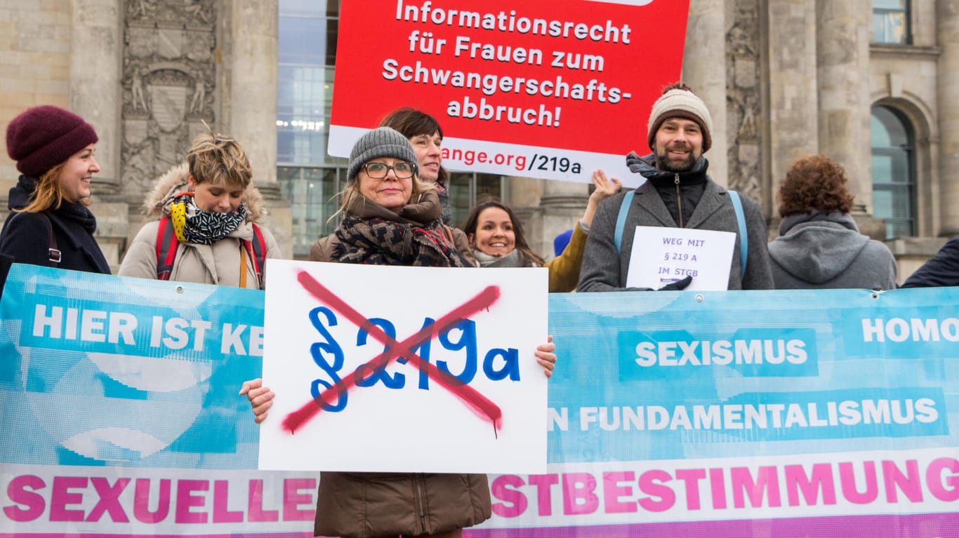Unterstützer der Petition zum Abtreibungsrecht demonstrieren vor dem Reichstagsgebäude in Berlin: Die Ärztin Hänel hat eine Petition mit mehr als 150.000 Unterstützern für Änderungen im Abtreibungsrecht an Bundestagsabgeordnete überreicht.