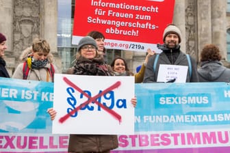 Unterstützer der Petition zum Abtreibungsrecht demonstrieren vor dem Reichstagsgebäude in Berlin: Die Ärztin Hänel hat eine Petition mit mehr als 150.000 Unterstützern für Änderungen im Abtreibungsrecht an Bundestagsabgeordnete überreicht.